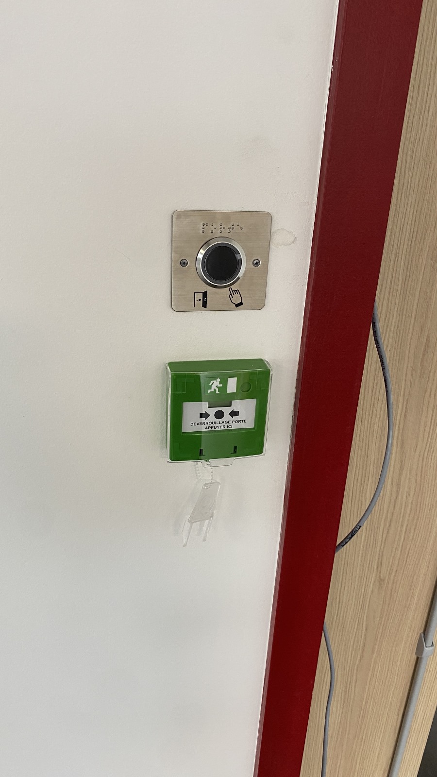 Bouton poussoir lumineux et déclencheur manuel vert - Équipements de sortie sécurisée