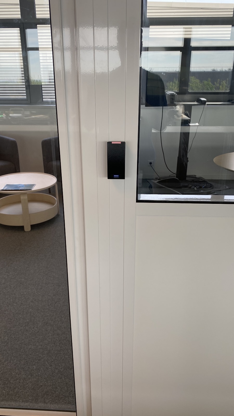 Lecteur de badges HID pour contrôle d'accès - Installation discrète en entreprise